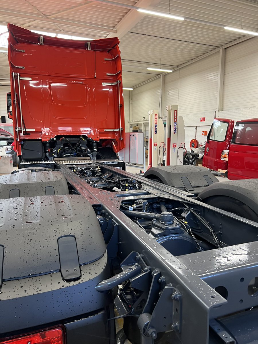 Hoppaaa 
In opdracht van Zweedse klant zijn we deze zware truck aan het ombouwen naar waterstof brandstofcel.
Op deze truck komt ca.250 kW brandstofcel vermogen
#nextgen #maserfrakt #zweden

Holthausen Clean Technology BV Hoogezand.
<a href="/H2Centrum/">Holthausen Clean Technology</a>