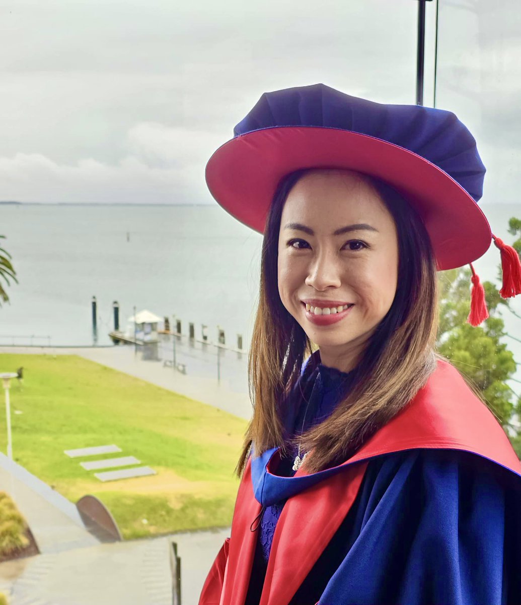 PhuongPam's tweet photo. So happy seeing my supervisors, and colleagues at my graduation ceremony today @DHE_Deakin https://t.co/Eag9AHk4Au