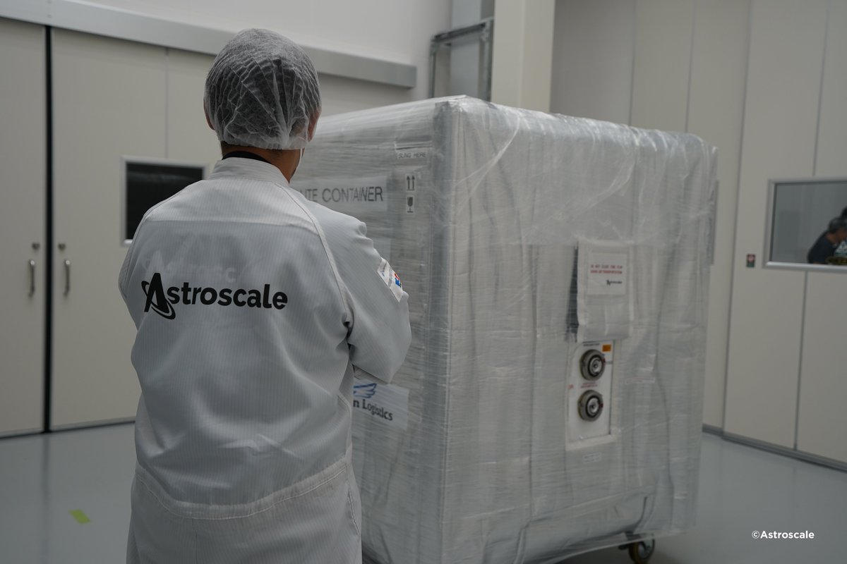 astroscale_JP's tweet image. ADRAS-J、出発しました🚚✨
今夜@RocketLab 発射場のあるニュージーランドへ向かいます✈️

いよいよ旅立つ我が子を見つめて…

じーーーーーーーん（感無量）

#spacesustainability #ADRASJ 
#軌道上サービス