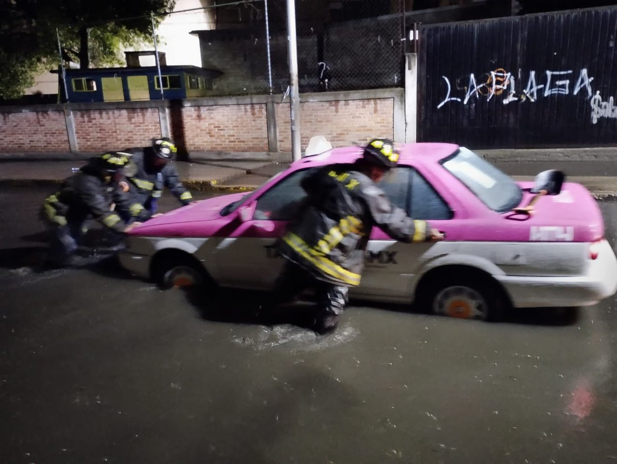 Bomberos_CDMX's tweet photo. Laboramos en encharcamiento en Avenida Canal Nacional, colonia Santiago Tulyehualco, en @XochimilcoAl. https://t.co/FeCkatZzhH