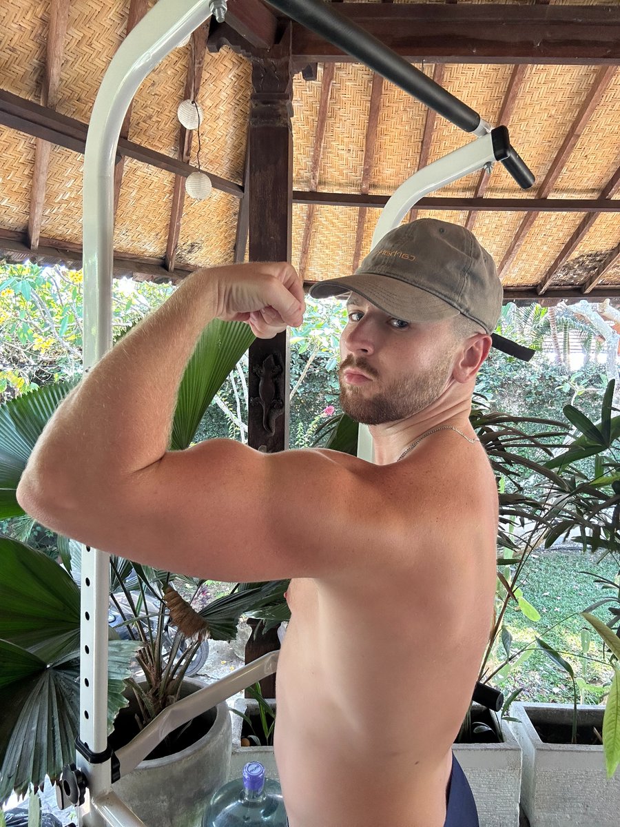itsalphaelliot's tweet photo. I look straight through you boy! it’s game over once my piercing blue eyes look in your direction 🥶 https://t.co/Ydy2T0drrl