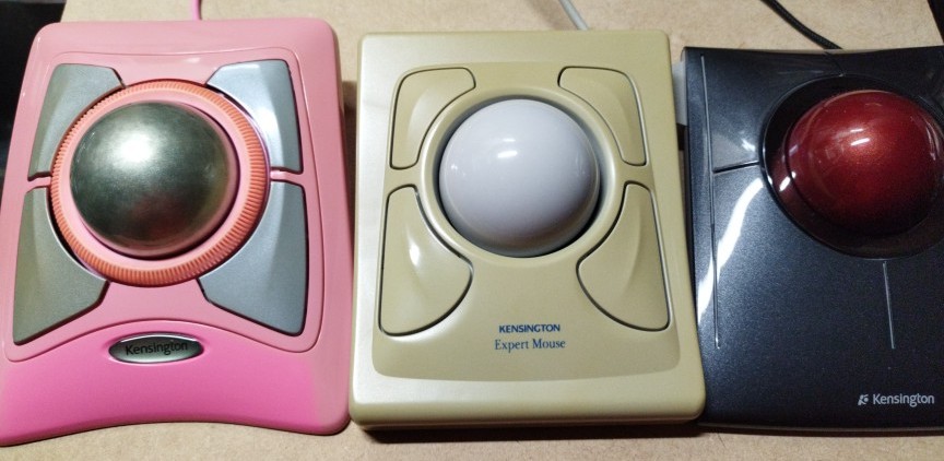 Oodama_HUGE_g's tweet photo. 「座布団三枚っ!」っ云って、コイツらが飛んできたら天国!
#trackball #トラックボール #kensington #expertmouse #slimblade https://t.co/NISKlDgR8s