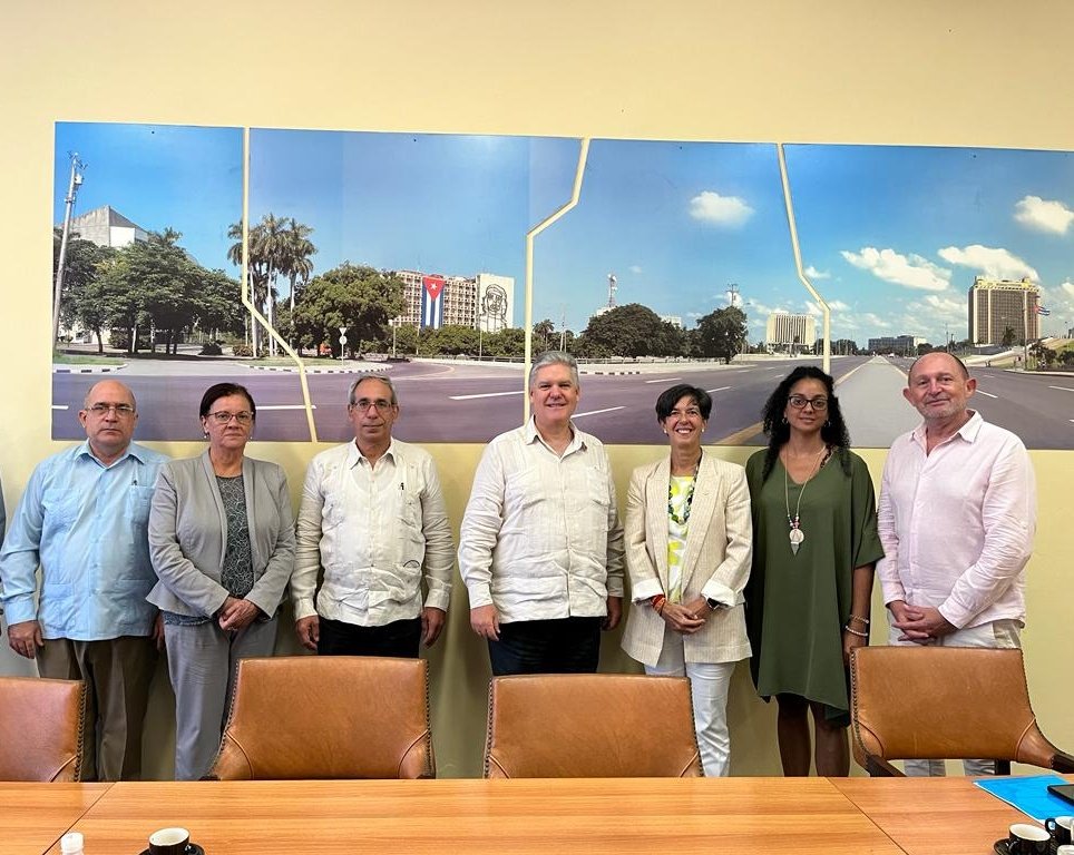 Sostuvimos amplio intercambio con @LolaCastroWFP Directora de <a href="/WFP_es/">WFP Español</a> para ALC y su equipo de <a href="/WFP_Cuba/">WFP Cuba</a>. Repasamos las prioridades de la cooperación y sus potencialidades. Agradecimos apoyo que siempre hemos recibido del Programa Mundial de Alimentos.
<a href="/MEP_CUBA/">Ministerio de Economía y Planificación de Cuba</a>
<a href="/GobiernoCuba/">Gobierno Cuba 🇨🇺</a>
