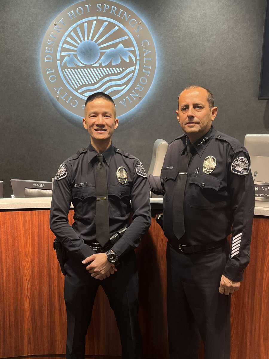 DHSPoliceDept's tweet photo. Chief Henson introducing new Police Officer Sang Bui during his badge pinning ceremony at tonightβs city council meeting.
ππΊπΈπ #DHSPD #DesertHotSpringsPolice #JoinDHSPD https://t.co/3LQL4Y4i84