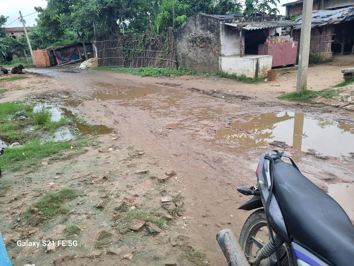 divineCsc's tweet photo. Manniye PM @narendramodi ye Sarak PMGSY Ke tahat Bana hua Hai...ye Road Bihar SH56 se NH57 tak touch karti hai...lekin filhal ye World class Road Bana hua hai @gopaljeebjp @NitishKumar 
Area District Darbhanga, Sonki Panchayat https://t.co/FFXmM89sHM
