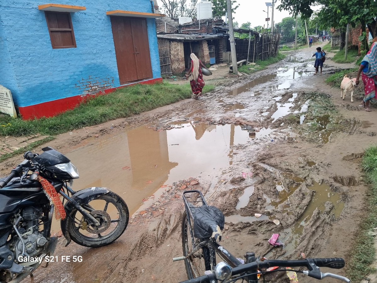 divineCsc's tweet photo. Manniye PM @narendramodi ye Sarak PMGSY Ke tahat Bana hua Hai...ye Road Bihar SH56 se NH57 tak touch karti hai...lekin filhal ye World class Road Bana hua hai @gopaljeebjp @NitishKumar 
Area District Darbhanga, Sonki Panchayat https://t.co/FFXmM89sHM
