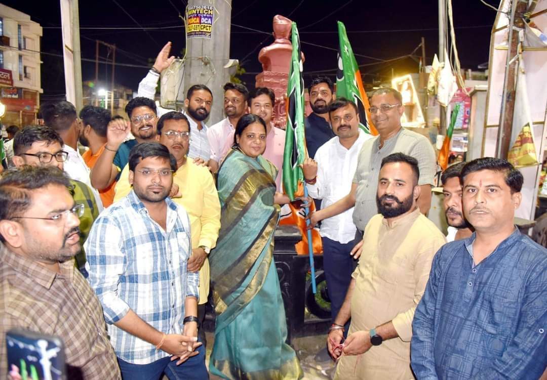 rampatelbjp's tweet photo. मोदी जी का संस्कारधानी में कोटि कोटि बन्दन
स्वागत💐💐💐
5 अक्टूबर को Modi जी के आगमन की तैयारियों में महानगर के प्रमुख चौराहों पर युवा मोर्चा ने भाजपा के झंडे लगाए।
इस अवसर पर प्रमुख रूप से युवा मोर्चा प्रभारी सुश्री Kavita Patidar के साथ युवाओं ने झंडे लगाये
#mpwelcomesmodiji https://t.co/pgEZCBbDyM
