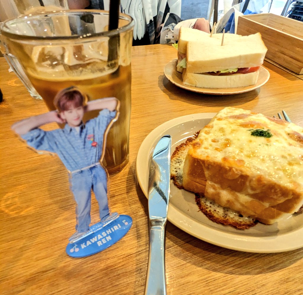 一生蓮くんにピントが合わんくてあわあわしてる内に食べやすい温度になりました😌💙
腹ごしらえ完了🙆🏻‍♀️✨
時間までカラオケで暇つぶしじゃー😆
#BEYOND_THE_DARK 
#JO1 <a href="/official_jo1/">JO1</a>