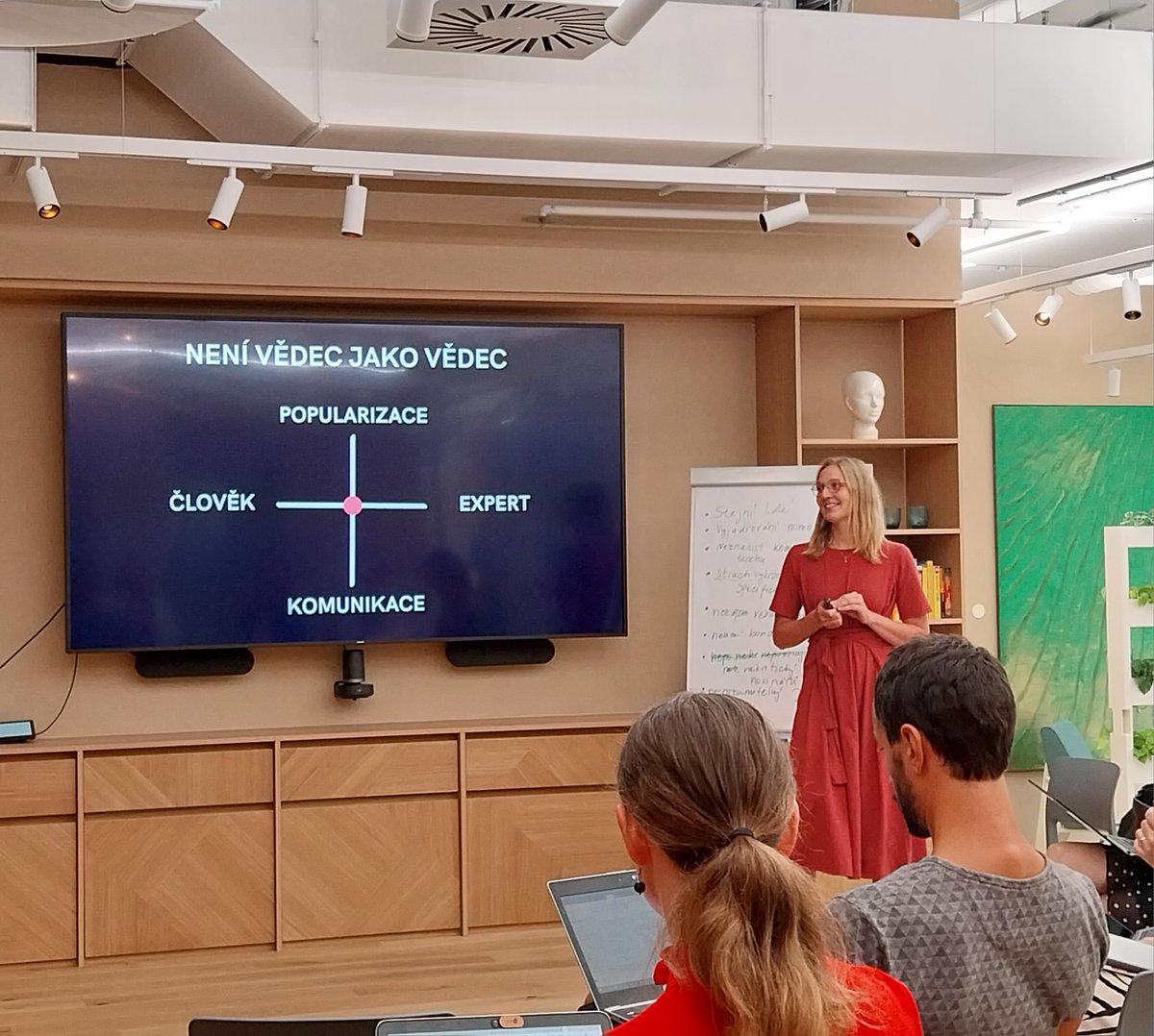 CLOVEKVTISNI's tweet image. 1/2
Včera jsme v #GreenTable pořádali další z workshopů o komunikaci #KlimatickaZmena.
Tentokrát se potkali novináři i vědci, kteří se tématu věnují. Dopolednem nás provedla mikrobioložka a popularizátorka vědy, @MasinovaTereza.

@Veolia