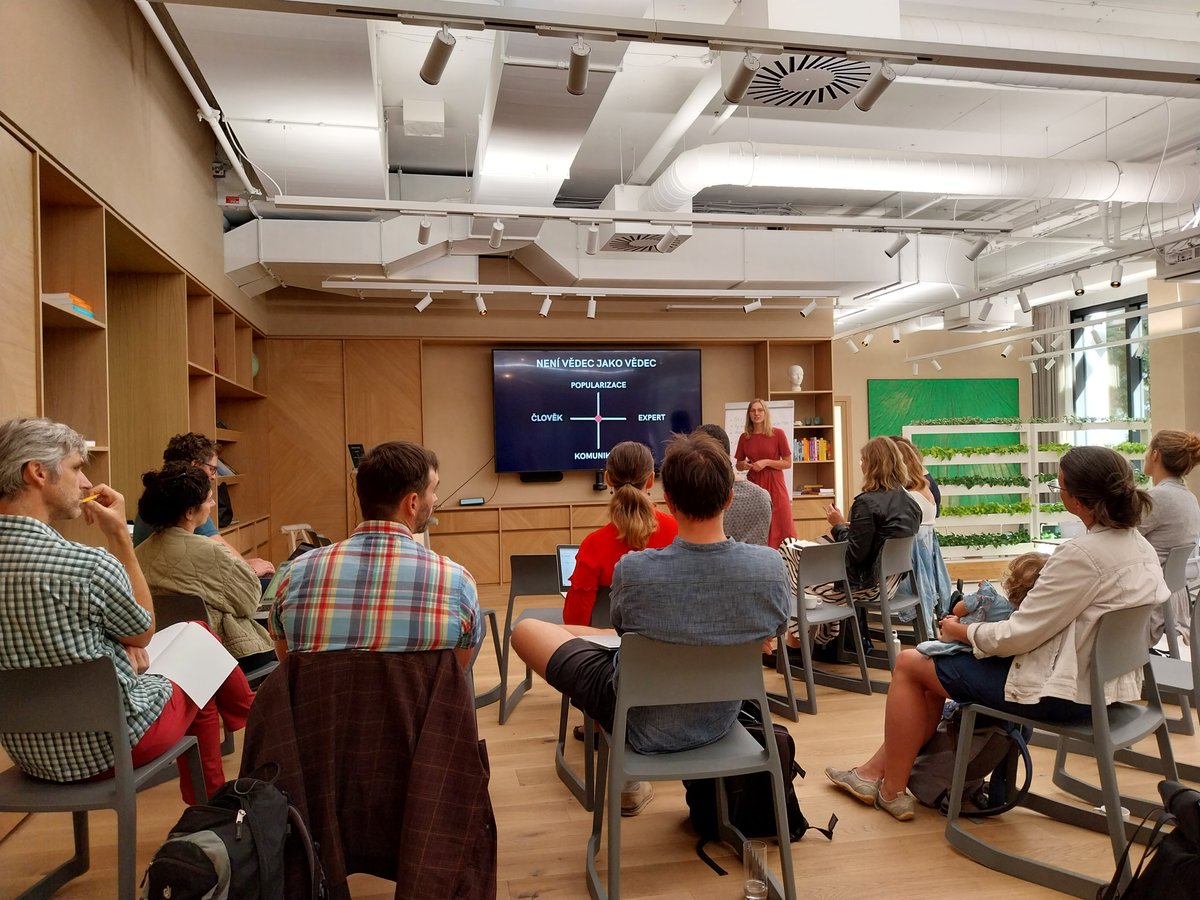 CLOVEKVTISNI's tweet image. 1/2
Včera jsme v #GreenTable pořádali další z workshopů o komunikaci #KlimatickaZmena.
Tentokrát se potkali novináři i vědci, kteří se tématu věnují. Dopolednem nás provedla mikrobioložka a popularizátorka vědy, @MasinovaTereza.

@Veolia