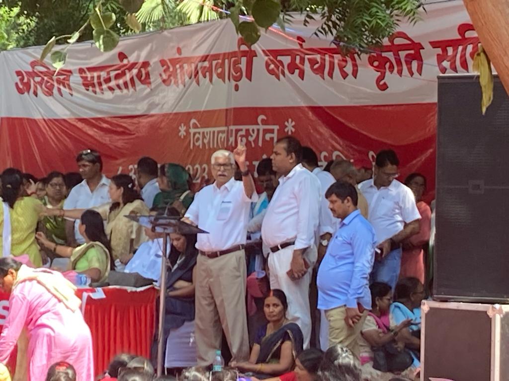 theNTUI's tweet photo. Anganwadi workers from across the country gather at Jantar Mantar in huge numbers demanding immediate implementation of SC order and recognition as government employees. https://t.co/Hnn4wcOmbx