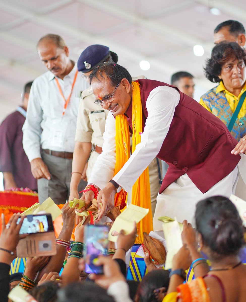 लाड़ली बहनों फिर आ रही है खुशियों की किश्त 
भैया <a href="/ChouhanShivraj/">Shivraj Singh Chouhan</a> जी देंगे प्रदेश की सवा करोड़ बहनों को खुशियाँ #शिवराज_की_बहनें