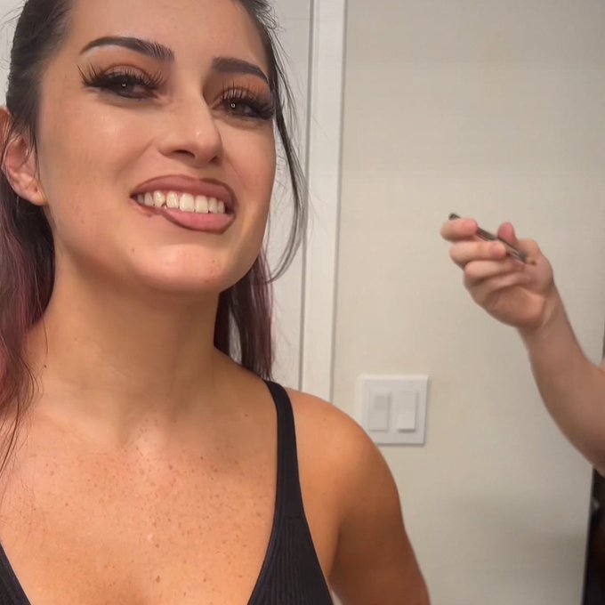 Lmao my bf just did my makeup. It was a mess. https://t.co/LjuHwoodyQ