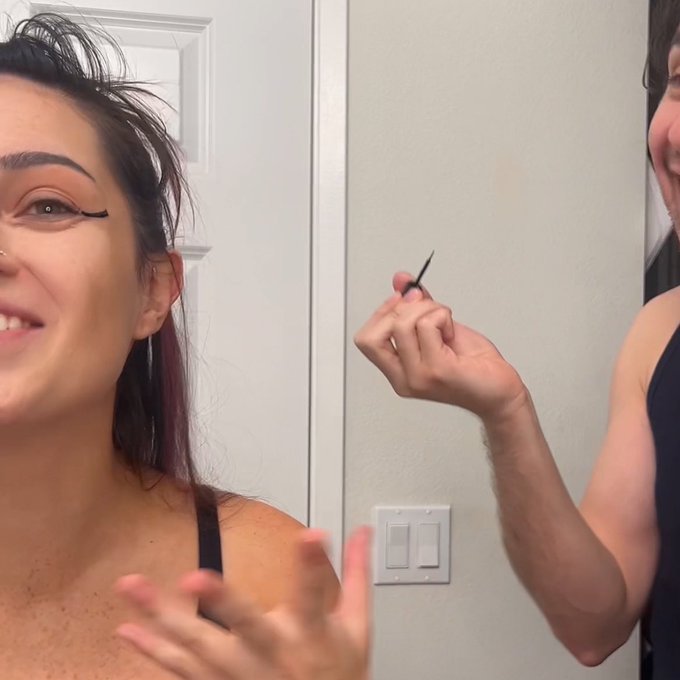 Lmao my bf just did my makeup. It was a mess. https://t.co/LjuHwoodyQ