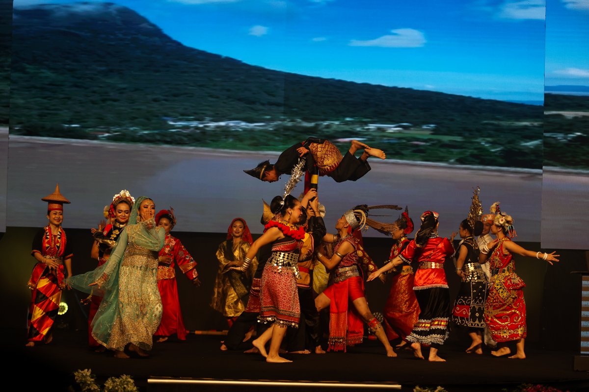 WCITIDECS2023's tweet image. The official opening ceremony marks the start of WCIT|IDECS 2023!

We were honoured by the presence of The Right Honourable Datuk Patinggi Tan Sri (Dr) Abang Haji Abdul Rahman Zohari bin Tun Datuk Abang Haji Openg, Premier of Sarawak.

#WCITIDECS2023 #WCIT2023 #IDECS2023