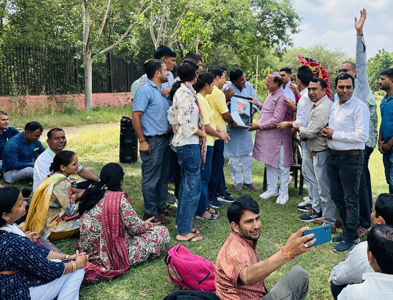 Mukeshmahar_'s tweet photo. राजस्थान के शिक्षा (प्राथमिक एवं माध्यमिक), कला, साहित्य, संस्कृति एवं पुरातत्व मंत्री आदरणीय सम्माननीय डॉ. बी. डी. कल्ला जी को जन्मदिन की हार्दिक बधाई एवं शुभकामनाएँ।
ईश्वर आपको उत्तम स्वास्थ्य एवं दीर्घायु जीवन प्रदान करें।@DrBDKallaINC @rsssiyaram @padonnati @rishi_paakad https://t.co/ZltQPtEMlv