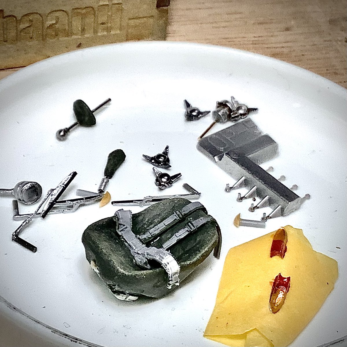 mash1588's tweet photo. #サンニイジャガーEタイプライトウェイトレプリカ作り中
プラ板から自作したホイールとタイヤをつけました。まだ未装着の自作パーツ多数。 https://t.co/dY56oj1F0l