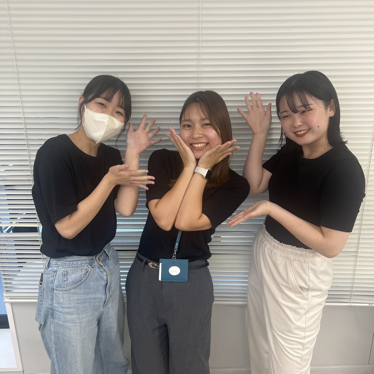 kc_sanko's tweet photo. こども総合学科の3年生と担任の先生です🪿🪿🪿
たまたまお揃いのトップスであることが判明👀🌟
生徒と先生の距離が近いところも学校の魅力の1つです🦊

Instagramもチェック👇
https://t.co/rpFRYm4BQN…

オープンキャンパスの予約はこちら💁‍♀️
https://t.co/E9VYWBalJP https://t.co/HxqzAbXX45