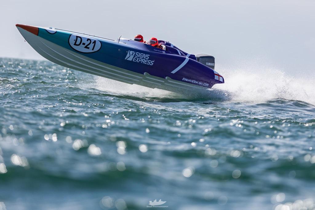 A great photo of the @signsexpress @roughcutracing Cougar 27 at the <a href="/ukopra/">Urmas Kopra</a> event in #southampton. 
Photo: <a href="/snapphotography/">snap</a>
#powerboatracing
#yamahaoutboards
#boatlife