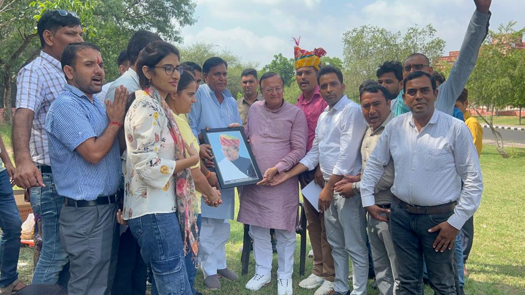 rishi_paakad's tweet photo. शिक्षा (प्राथमिक एवं माध्यमिक),कला,साहित्य,संस्कृति एवं पुरातत्व विभाग कैबिनेट मंत्री माननीय @DrBDKallaINC जी को जन्मदिन की हार्दिक बधाई एवं शुभकामनाएँ।

मैं ईश्वर से आपके उत्तम स्वास्थ्य एवं दीर्घायु जीवन की कामना करता हूं। https://t.co/V5aXgQiB57