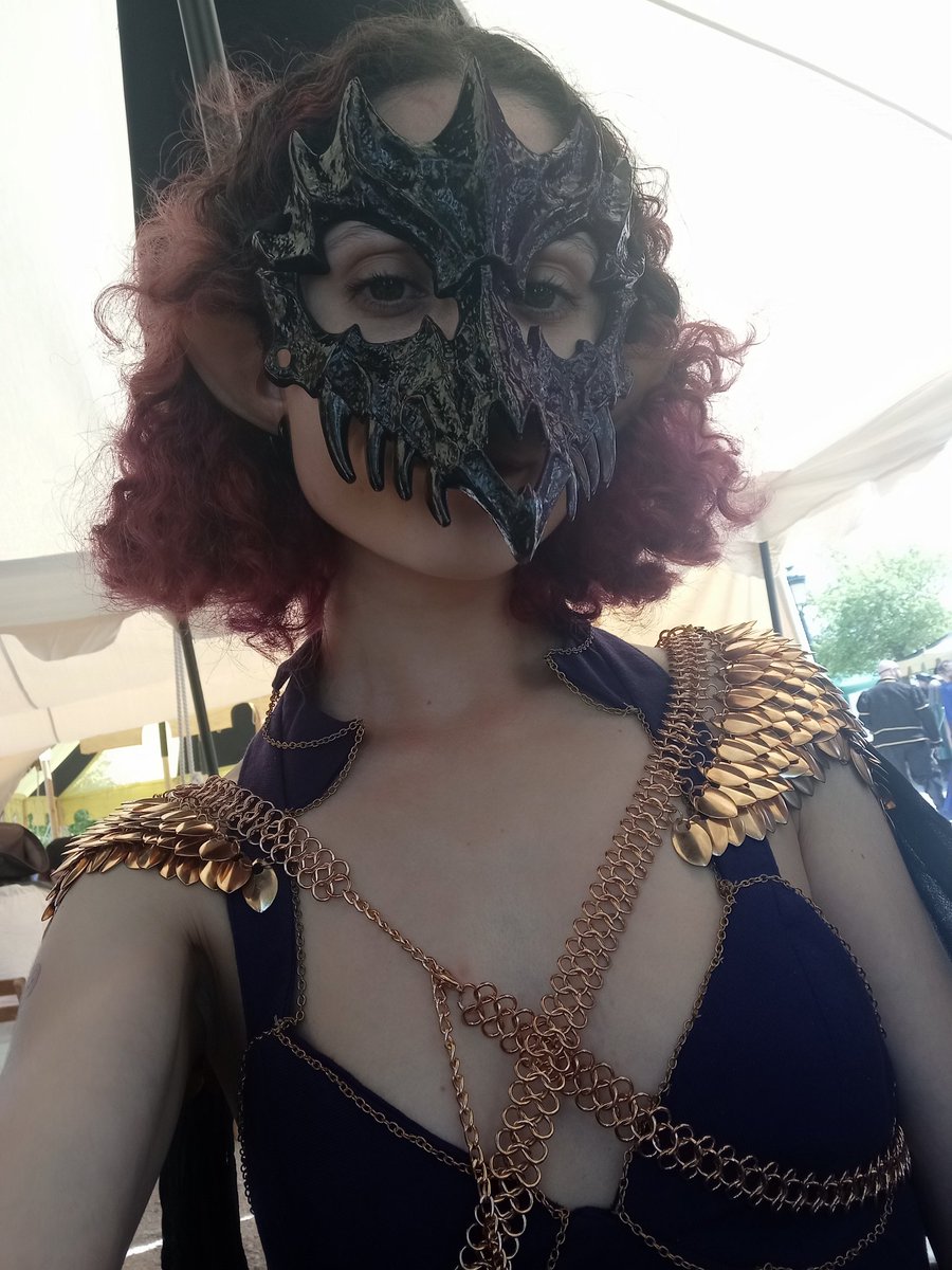 lazatrix's tweet photo. Buenos días ✨ he estado pensando que sería maravilloso encontrar algún sumiso financiero dentro del LARP 👀 sobre todo para que me pague eventos futuros y quizas algo de atrezo para mi personaje 👀🔥 https://t.co/tbxa6lRZCC