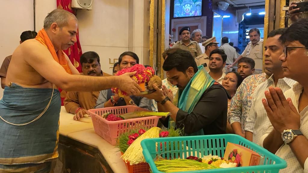 Deepsingh_page3's tweet image. Ram Charan who is in Mumbai for a brand shoot was seen completing his Ayyappa Deesksha at Siddhivinayak Temple!
#alwaysramcharan
@alwaysramcharan
#rcramcharan