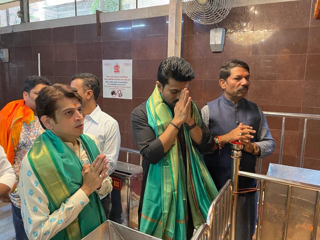 Deepsingh_page3's tweet image. Ram Charan who is in Mumbai for a brand shoot was seen completing his Ayyappa Deesksha at Siddhivinayak Temple!
#alwaysramcharan
@alwaysramcharan
#rcramcharan