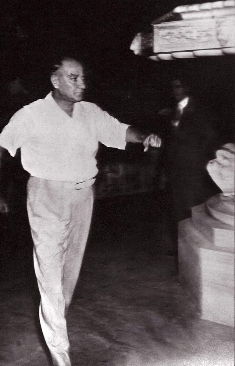 HESABI ÖDEMEDEN NEREYE MUSTAFA?

Ankara’da havanın kapalı…
Sıkıntılı olduğu bir eylül akşamı…

Avrupa’nın üstünde savaş rüzgârları esiyor…

Çankaya Köşkü’nün havası hüzünlü…
Atatürk hasta ama…
Memleket meselelerinden ayrı kalmak mümkün mü?

Sanki yolun sonuna geldiğini