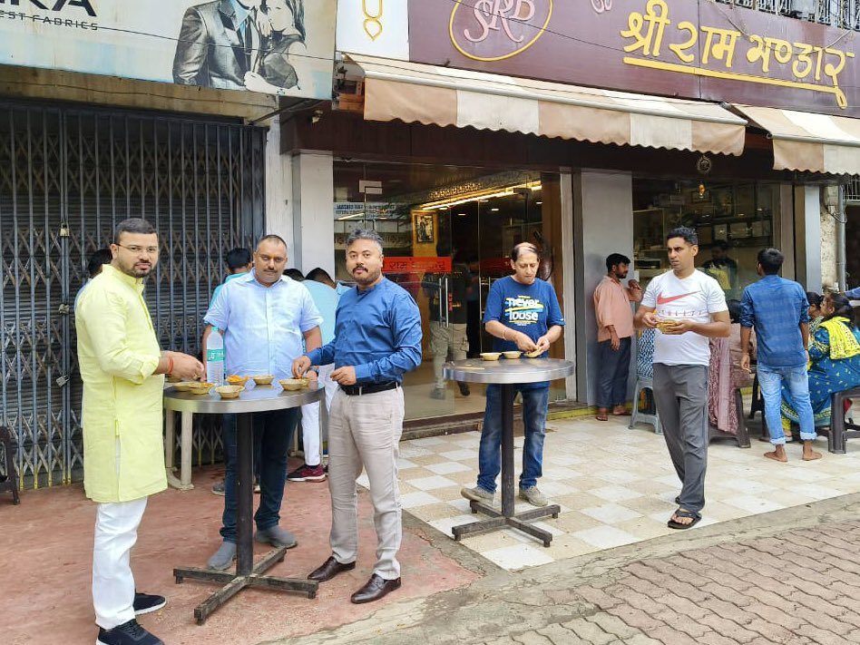 SwayamOdisha's tweet photo. वाराणसी के पावन धरती पर आये और खस्ता कचौरी नहीं खाये तो क्या ही खाये|| @ankitchandelbjp @Arbindp1 https://t.co/AoXvitWnFk