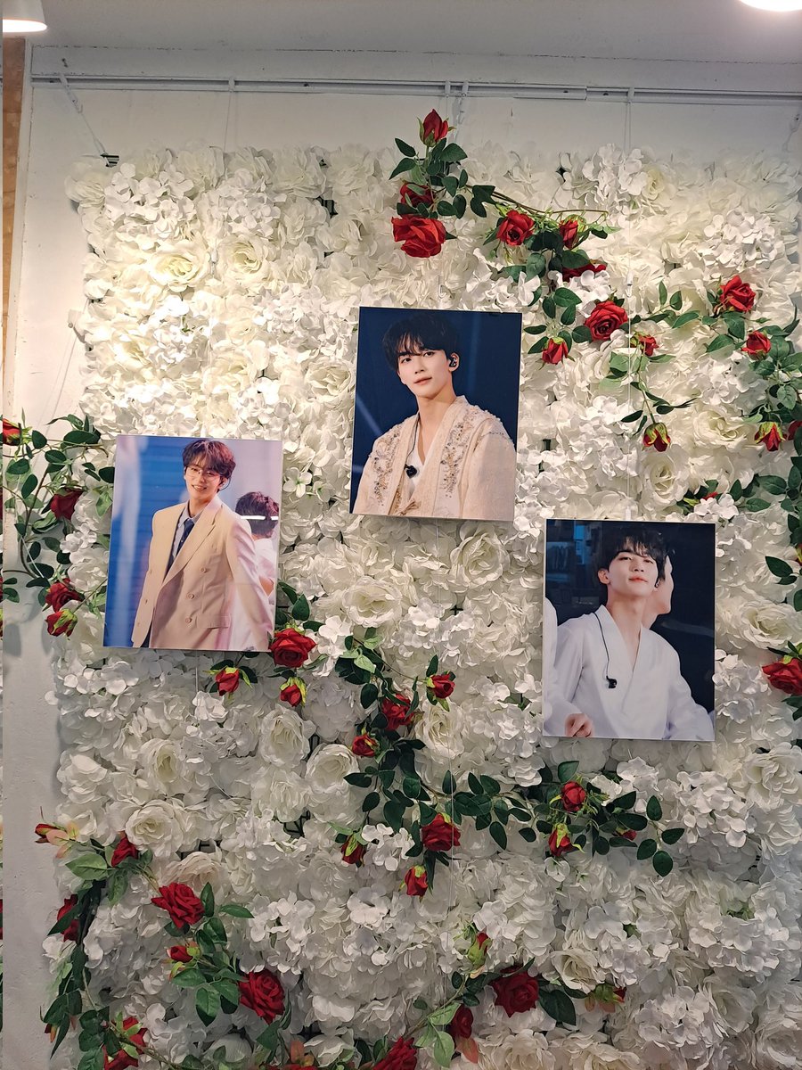 minNwon_SVT's tweet photo. #캐러뜰_나랑_영화_보자여
#윤씨네마_천사지기_윤정한
어제 다녀왔는데 내부도 직캠보며 쉬다가기 딱 좋았고 디피는 전체적으로 영화포스터인데 액자도 있는게 신박했어요...👍 무엇보다 키오스크 주문이라 편리했고 특전이랑 세트메뉴도 컨셉에 충실해서 대만족ㅠㅠ  
주최 감사합니다!!! https://t.co/cfOFmRT0u4