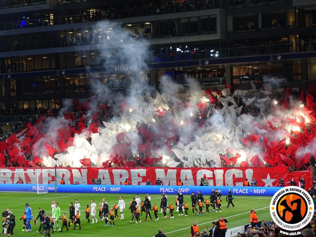 kurvenhelden's tweet image. #FCKFCB 🔴⚪️ „Bayern are magic“ #Choreo und #Pyroshow der #Ultras von #BayernMünchen beim #ChampionsLeague Spiel in #Kopenhagen. 📸 @UiSF_UiSF