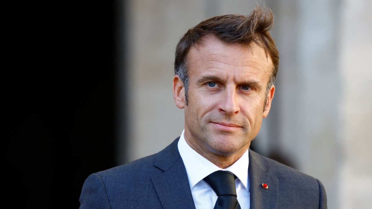 BFMTV's tweet photo. Une ouverture sur le référendum? Macron dévoile ses pistes pour une réforme constitutionnelle ce mercredi
https://t.co/1j23VSmhkA https://t.co/feB1OXe3ja