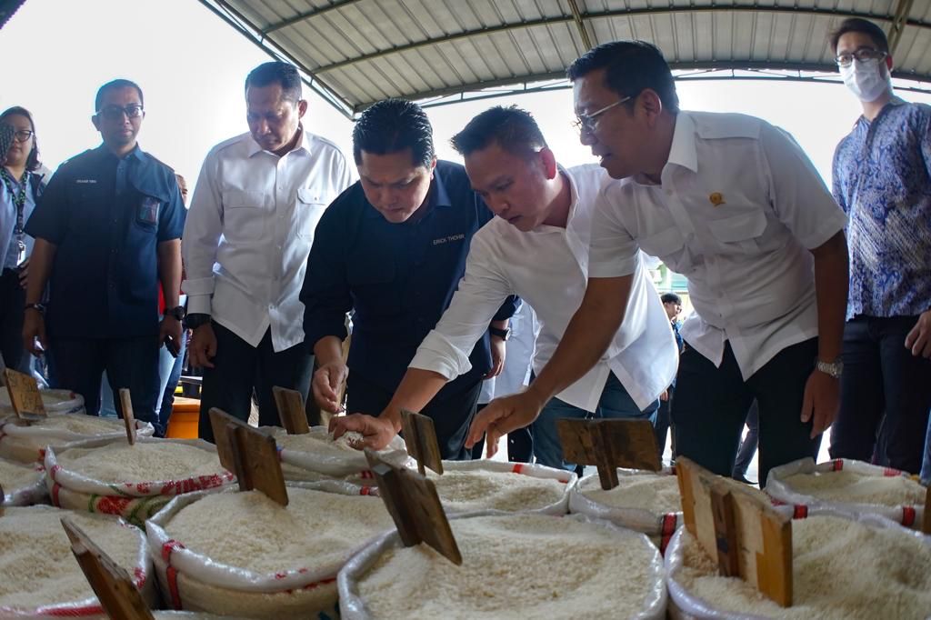 erickthohir's tweet photo. Dari Pasar Induk, saya juga mampir ke kios di Pasar Induk Beras Cipinang dan Pasar Rawamangun untuk mengecek stok dan harga beras BULOG yang dijual para pedagang. Kami ingin memastikan tidak ada kecurangan dan penimbunan dalam rantai distribusi beras. https://t.co/BLuK9rxf02
