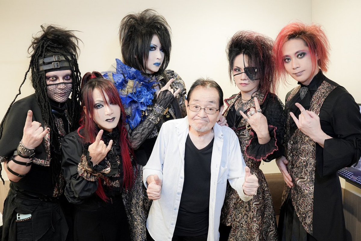 visualkei_oyaji's tweet photo. 一昨日は🌹Japanese Visual Metal Tour🌹ツアーファイナル! at Zepp Hanedaに参戦!その2。
D、摩天楼オペラ、Versailles、Moi dix Moisが夢の狂宴!!🤗
三番手はVersailles。
ラストはMoi dix Mois。
素晴らしい一夜だった。
#JapaneseVisualMetal
#Versailles
#MoidixMois https://t.co/NQLJUeIKRv