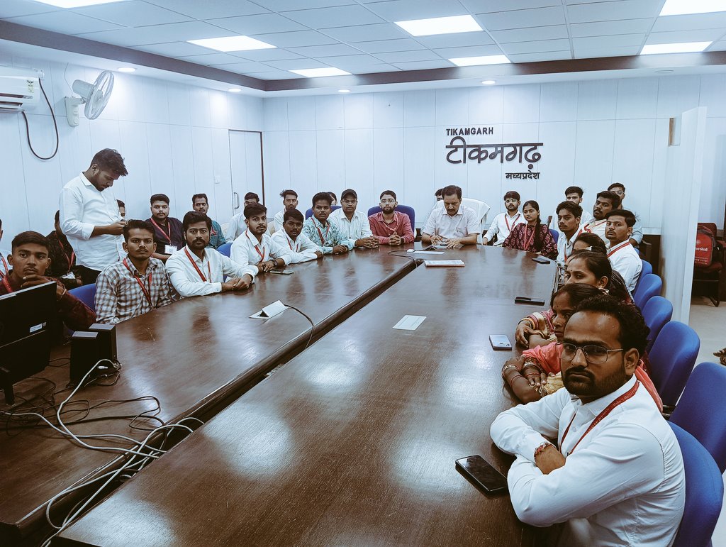 ThinkMadhya's tweet photo. माननीय मुख्यमंत्री श्री @ChouhanShivraj जी ने जनसेवा मित्रों से ऑनलाइन संवाद किया..!
@CMYIP_ https://t.co/FrWiG0AgPK