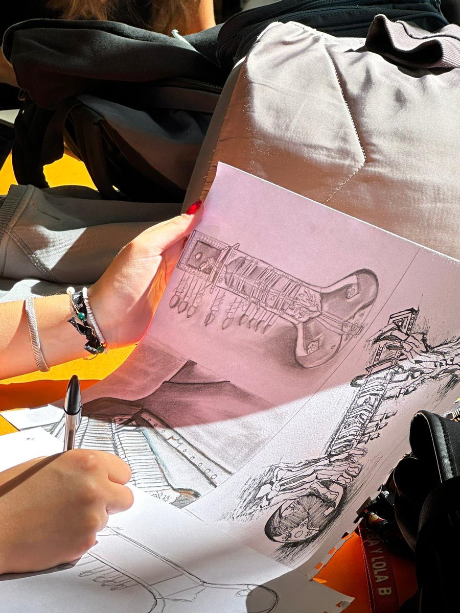 SMPilarmadrid's tweet photo. Expresión artística y dibujo artístico. ¡El aula de arte está que se sale! Alumnos de #cuartodeESO y #bachillerato en todo su esplendor. #expresionartistica #somosarte ¡Creatividad al poder! https://t.co/fUUShc0dco