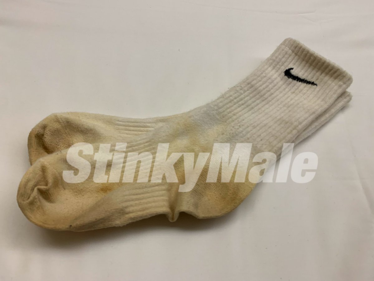StinkyMale's tweet photo. 吮吸大汗脚脚底板🦶🏻，贪婪地把脚趾缝都舔👅干净，爸爸脚底下穿了一个月的臭袜却是骚逼的壮阳神器哈哈，不知道有没有光闻臭脚就能射的奴 https://t.co/GpxCWVuQx0