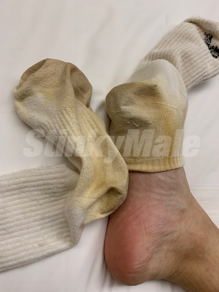 StinkyMale's tweet photo. 吮吸大汗脚脚底板🦶🏻，贪婪地把脚趾缝都舔👅干净，爸爸脚底下穿了一个月的臭袜却是骚逼的壮阳神器哈哈，不知道有没有光闻臭脚就能射的奴 https://t.co/GpxCWVuQx0