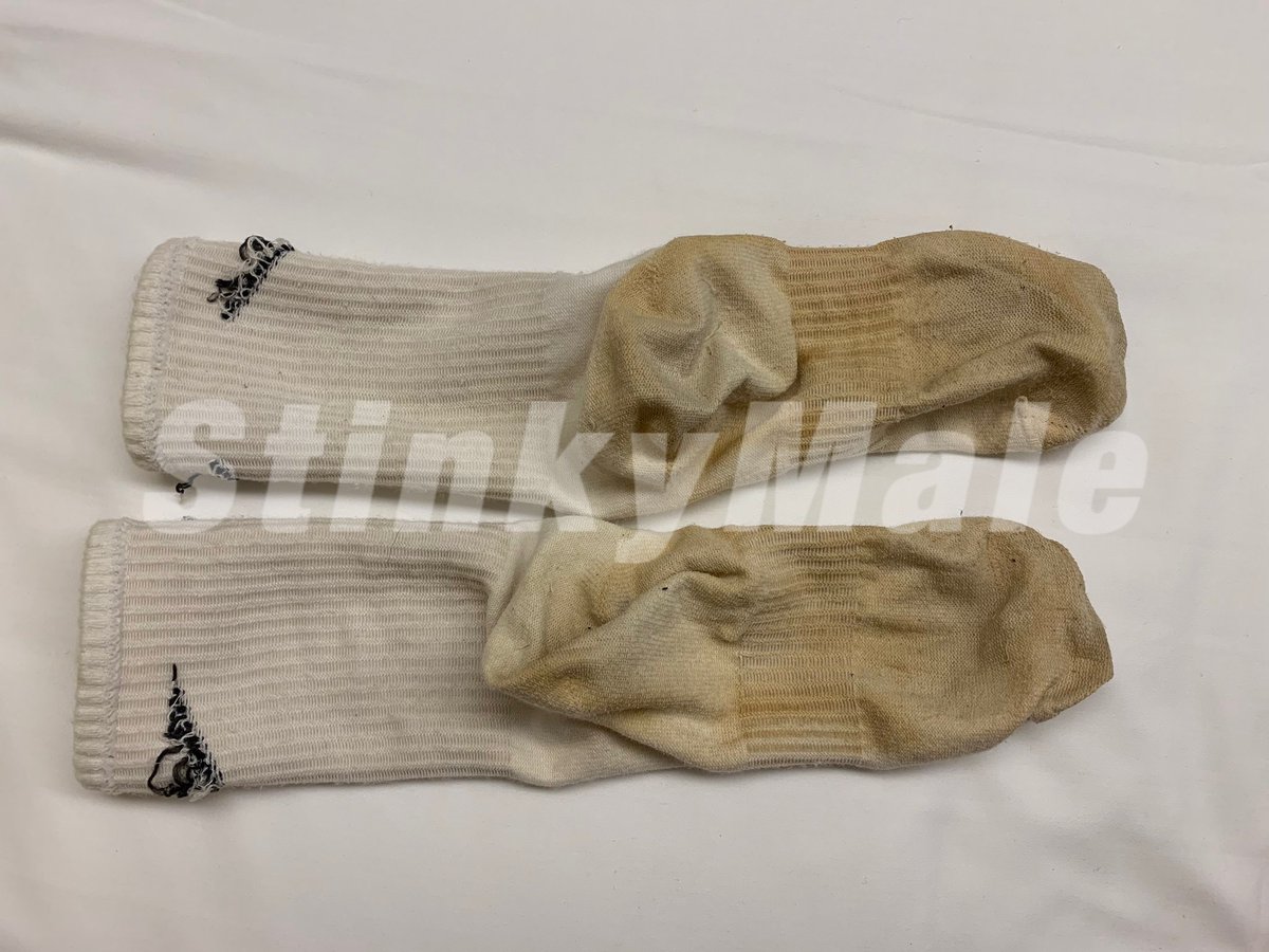 StinkyMale's tweet photo. 吮吸大汗脚脚底板🦶🏻，贪婪地把脚趾缝都舔👅干净，爸爸脚底下穿了一个月的臭袜却是骚逼的壮阳神器哈哈，不知道有没有光闻臭脚就能射的奴 https://t.co/GpxCWVuQx0