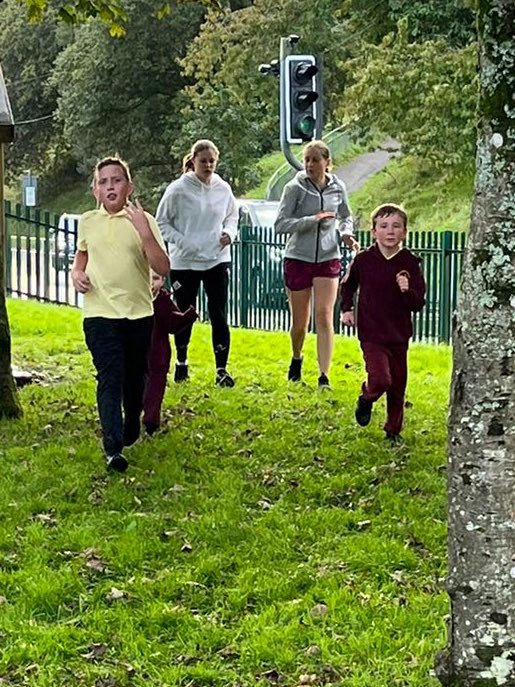 Illtyds_RC's tweet photo. A little drop of rain didn’t stop our #FamilyRunningClub having lots of fun!
Remember this club is open to all our families so come along and get yourself fit🏃‍♀️  
#BCARunningClub #KeepFitKeepHealthy #article29 #childrights #rightsrespecting @childcomwales @BhhsPE #YoungAthletes https://t.co/NO5Rtp86yt