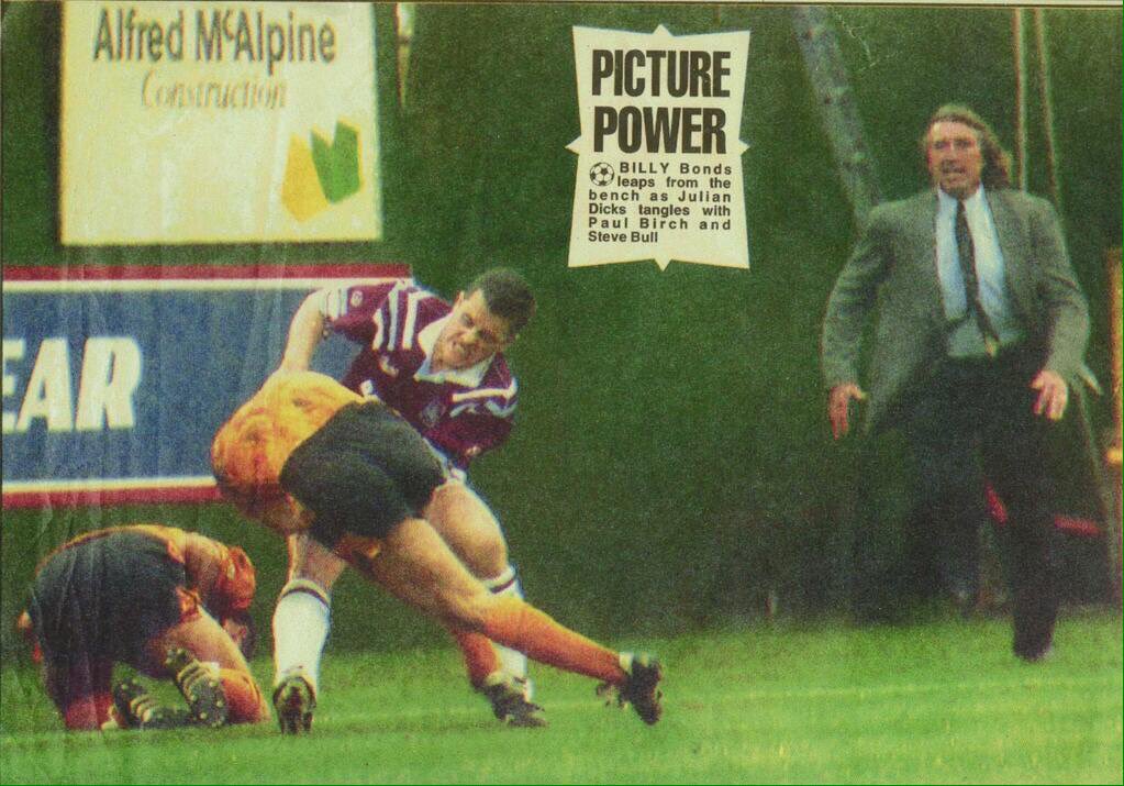 31 years ago today since Dicksy saw 🟥 at Wolves tangling with Paul Birch &amp; Steve Bull. Bonzo ready to calm the situation down or jump in and help Julian out 😂⚒