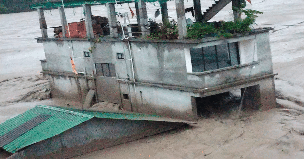 indianews18up's tweet photo. Sikkim Floodउत्तरी सिक्किम में ल्होनक झील के ऊपर अचानक बादल फटने से लाचेन घाटी में तीस्ता नदी में अचानक बाढ़ आ गई. Flash Flood in #Sikkim: Due to sudden cloud burst.23 Army Personnel are Missing. Prayers for Sikkim.

https://t.co/0wUiVLEPCC https://t.co/rNRrFcKgqS