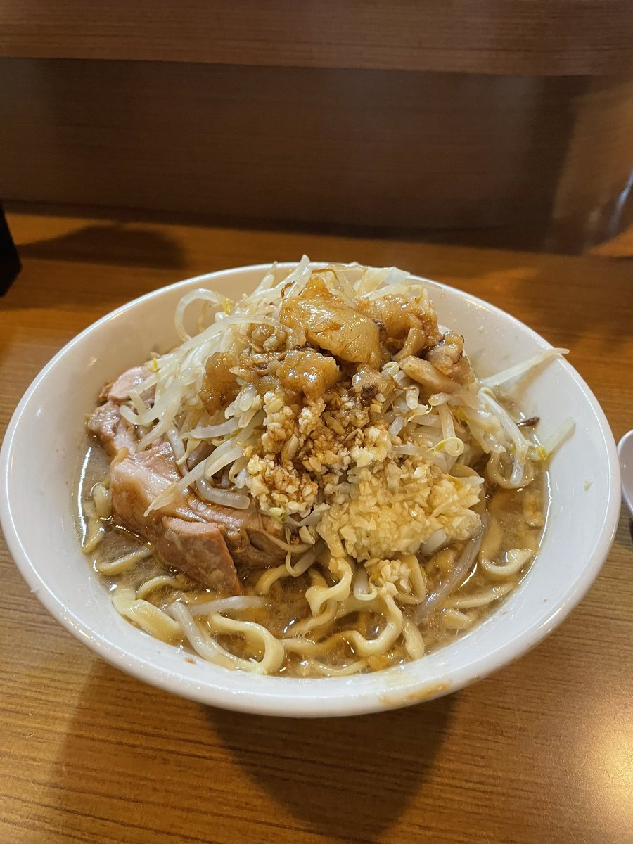 今日休みなので、昨日はじめてマシマシする系のらーめんを食べてきた！
標準の麺300gにニンニクだけ1マシにしたんだけど、ニンニクは増さねば良かった…。
量は普通に食べれるけど、後半ニンニクがからかった。
味は嫌いじゃないけど麺がそんなに好みじゃないから、次は別の所に行ってみよう。