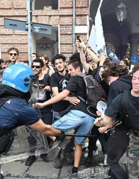 confundustria's tweet photo. Meloni al discorso di insediamento a P.d.C. :"Giovani non smettete di manifestare il vostro pensiero" .

Che poi ve meniamo.
#Torino https://t.co/iGbjLTaYOh