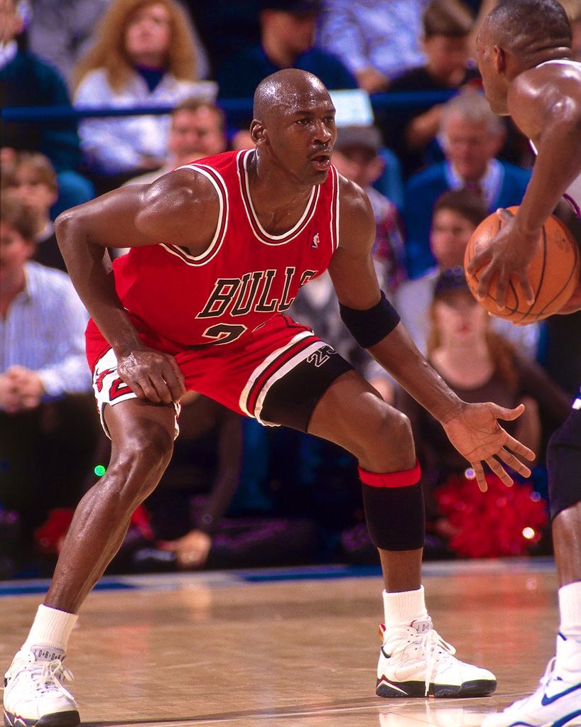 « Je ne peux jamais arrêter de travailler dur. Chaque jour, je sens que je dois m'améliorer. Travail acharné... Détermination... Je dois continuer à me dépasser. »

🗣️ Michael Jordan.

Bonne journée la team💪🏾🔥