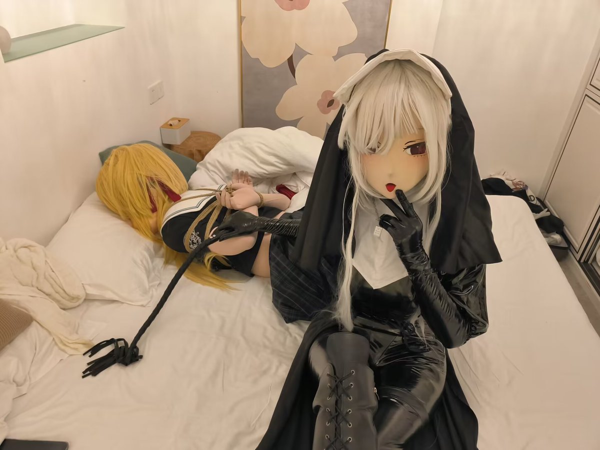 Domina12961105's tweet photo. 教会特殊的驱魔仪式，通过束缚，鞭打与对敏感部位的持续刺激，最终使体内不洁的污秽从性器官排出，受洗者全身不必要的感官会被剥夺，以便用心体会，负责仪式的修女也穿上了全包的特殊制服，除了没有被束缚之外内部的处理也并无殊异
被捆的雌小鬼@Cora_nge
#kigurumi
#bdsmِ 
#bondage
#latex https://t.co/WM5F5rmxxc