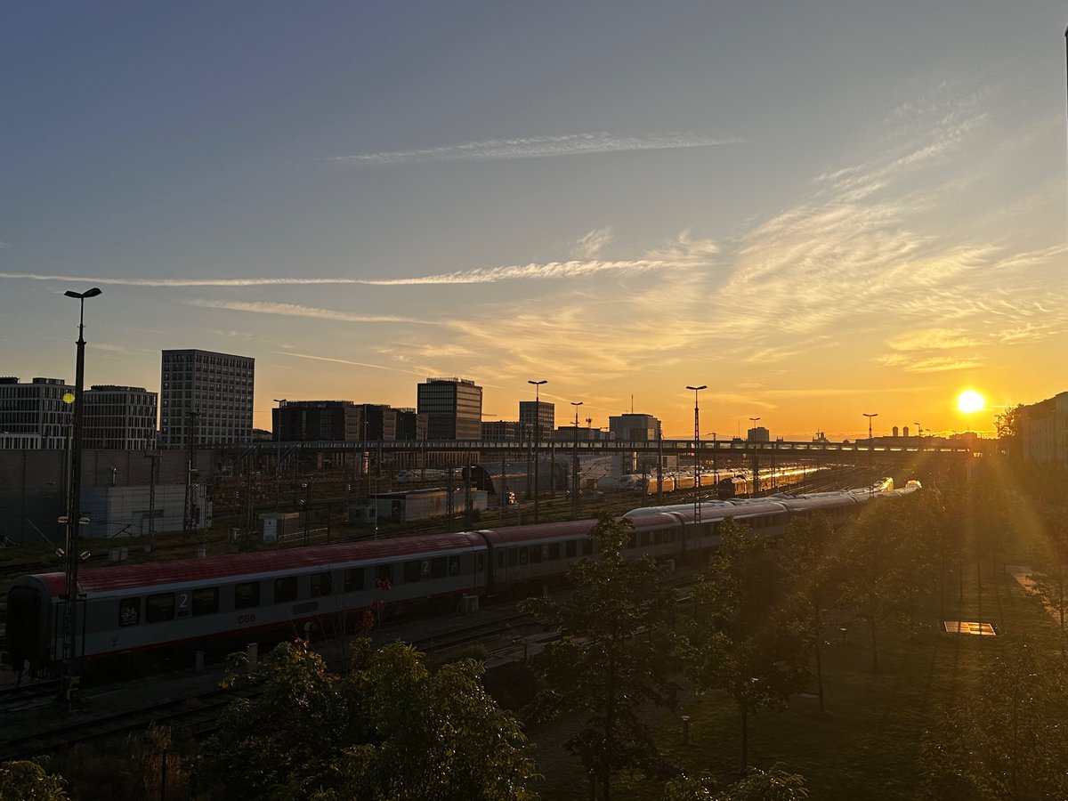 MaxKless's tweet photo. back from new york for <24h and iโm already leaving again for #armadajs. Super excited about these speaking opportunities but also kind of exhaustedโฆ ๐ด https://t.co/Jz29Osctyg