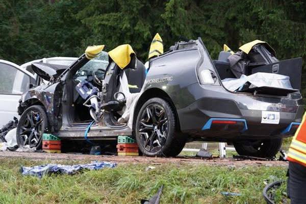 Elektrikli otomobillerin karıştığı kazalara kim, nasıl müdahale edecek❓

Elektrikli otomobil satışları hızla artıyor.  Kaza vb acil durumlarda yapılması gerekenleri  ise daha önce bir çok kez dile getirdik ama hala işin profesyonelleri dışında kimse bilmiyor.

📌 Elektrikli