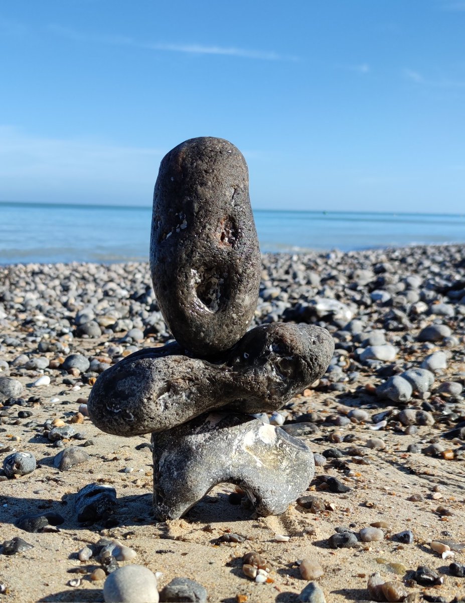 weiteraufschule's tweet photo. Drei Steine haben sich gefunden, bis dass die Flut sie scheidet. Ein langes Gesicht ziehen und gleichzeitig lachen. Muss das Mittwochmännchen sein. Kann sich nicht entscheiden zwischen Woche schon halb rum oder erst halb rum 😉. #steinmännchen #steingeister #naturalskünstlerin https://t.co/KuOXFm5Nql
