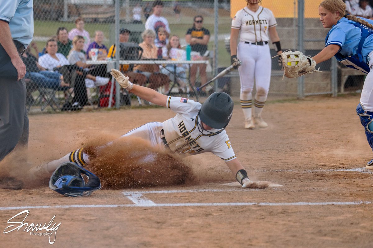 ShawleyPhoto's tweet image. I was back in Fulton tonight for Softball! @HornetsFulton win against Boonville in dominating fashion 16-4. After the game we celebrated our Seniors. #fultonproud 

Check out all of tonight's photos and download your free senior night photo here: shawleyphoto.gallery/p136853666